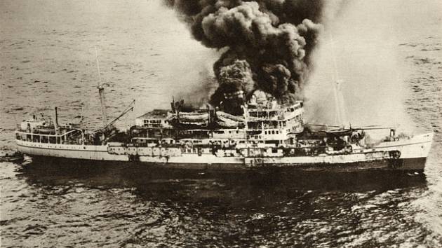 Hořící britská loď Dara v zálivu na dohled od Dubaje v dubnu 1961