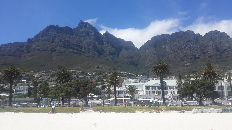 Camps Bay, oblíbený cíl turistů v Kapském Městě. Panují obavy, že vodní krize poškodí turistický ruch. 