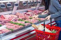 Dražší je letos například maso. Za celé kuře si zákazníci připlatí 41 procent, kuřecí prsní řízky jsou dražší o 38 procent a stehna o 32 procent. Hovězí přední s kostí zdražilo o 32 procent a vepřový bůček o 30 procent.
