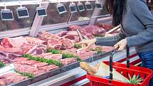 Dražší je letos například maso. Za celé kuře si zákazníci připlatí 41 procent, kuřecí prsní řízky jsou dražší o 38 procent a stehna o 32 procent. Hovězí přední s kostí zdražilo o 32 procent a vepřový bůček o 30 procent.