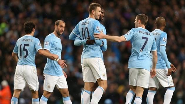 Kanonýr Manchesteru City Edin Džeko (uprostřed) po gólu přijímá gratulace od spoluhráčů.