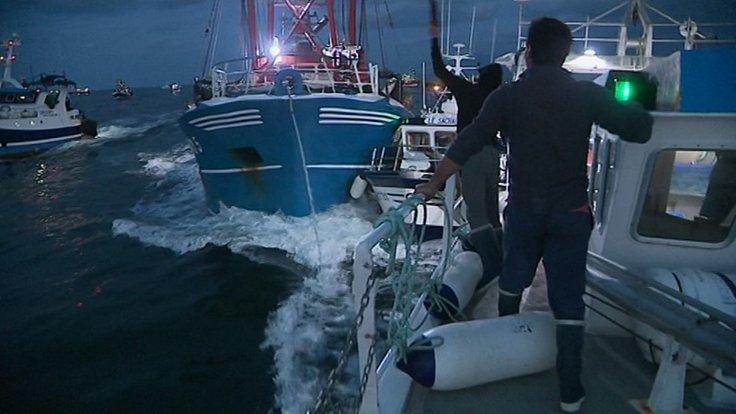 V Lamanšském průlivu se v úterý brzy ráno střetli britští a francouzští rybáři, kteří v oblasti loví hřebenatky