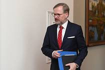 Premiér Petr Fiala (ODS) přichází na mimořádné zasedání tripartity kvůli dopadům války na Ukrajině na ekonomiku, 17. března 2022 v Praze.