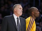 Trenér basketbalistů LA Lakers Mike D'Antoni (vlevo) a hvězda týmu Kobe Bryant.