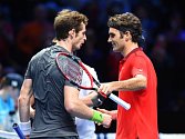 Andy Murray (vlevo) gratuluje k výhře Rogeru Federerovi.