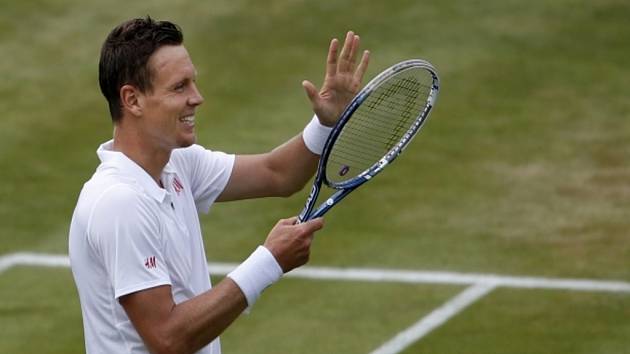 Tomáš Berdych se raduje z postupu do 3. kola Wimbledonu.