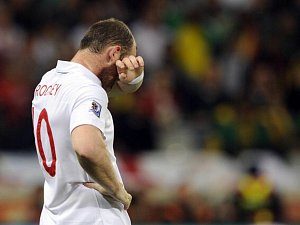 Zklamaný Wayne Rooney po remíze s Alžírskem.