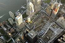 Celkový pohled na místo po mrakodrapech Světového obchodního střediska (WTC) v New Yorku, kde během teroristických útoků 11.září 2001 přišlo o život 2749 nevinných lidí.