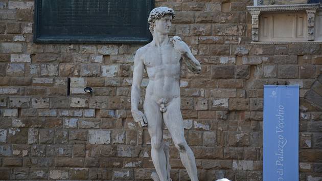 Na náměstí Piazza della Signoria, přesně v místě, kde kdysi stál originál, se nyní nachází dokonalá kopie sochy Davida od legendárního Michelangela. Originál byl přemístěn do vnitřních prostor galerie.