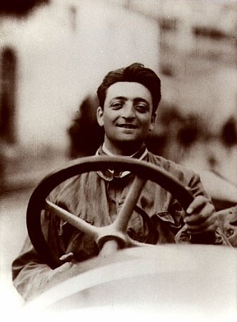 Velikán automobilismu Enzo Ferrari jako mladý automobilový závodník.