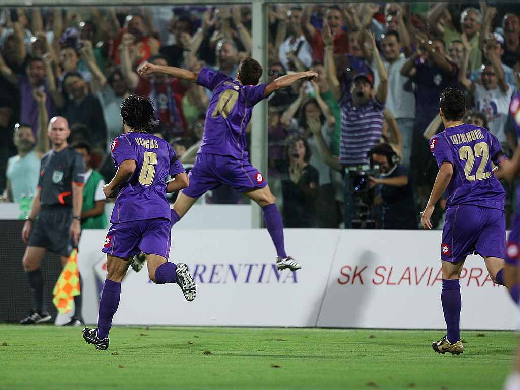 Fiorentina slaví vedoucí gól Adriana Mutua.