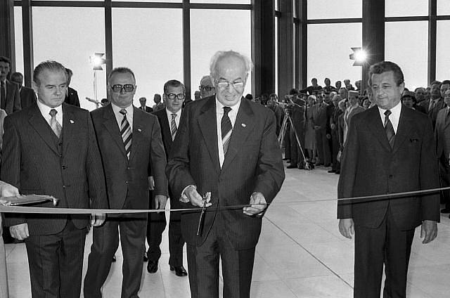 Generální tajemník ÚV KSČ a prezident ČSSR Gustáv Husák(uprostřed) při slavnostním předání Paláce kultury do užívání - Palác kultury (2.4.1981)