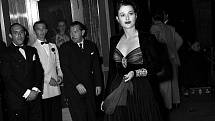 Hedy Lamarrová na premiéře filmu Tales of Manhattan v Los Angeles