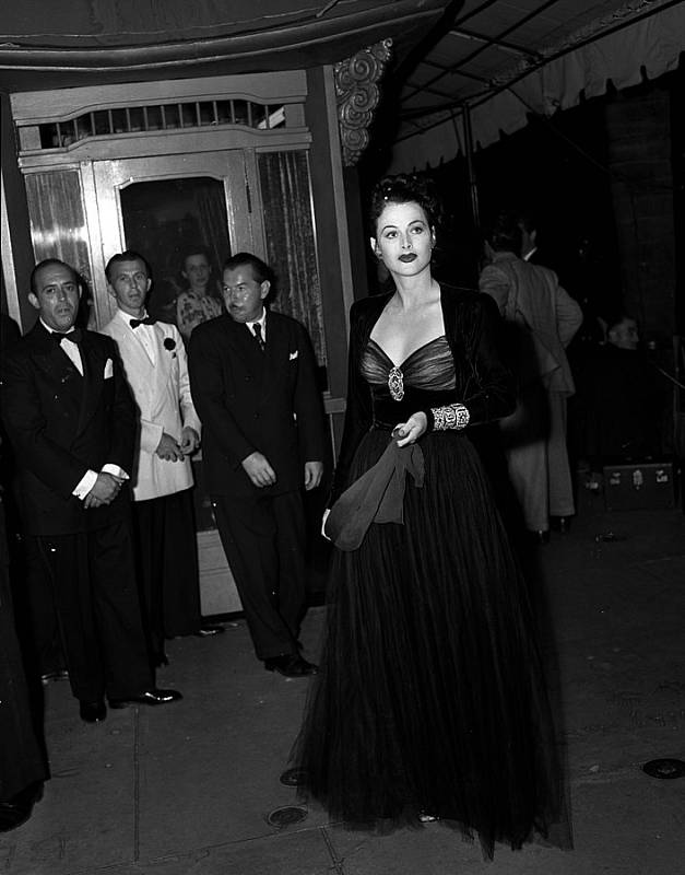 Hedy Lamarrová na premiéře filmu Tales of Manhattan v Los Angeles