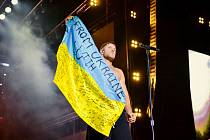Frontman kapely Imagine Dragons Dan Reynolds s ukrajinskou vlajkou. Ilustrační snímek