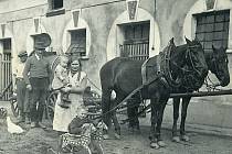 Jiří Šimon (s maminkou, bratrem a dědečkem) na statku ve Veselé kolem roku 1938