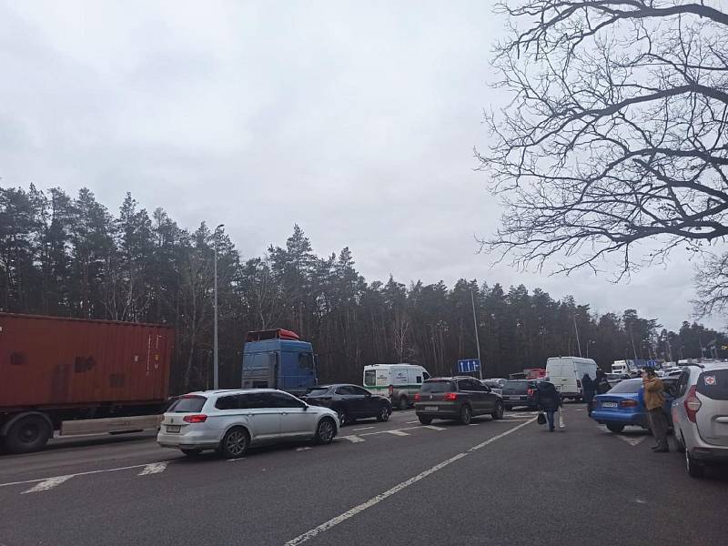 Vyjet z ukrajinského Kyjeva trvá dlouhé hodiny, téměř šest hodin. Po krajnici chodí lidé s plnými taškami, někteří za sebou vezou i kufry