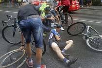 Leopold König na zemi po pádu v závěru 19. etapy Tour de France. 