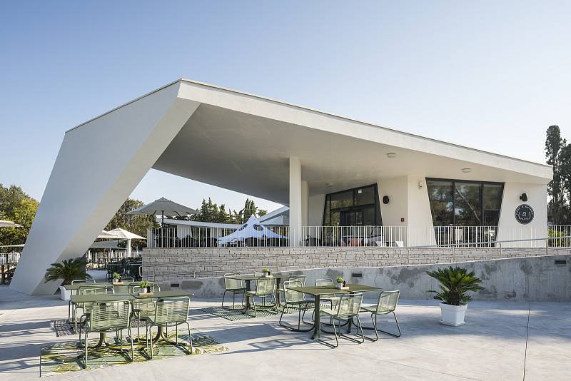 Výjimečný design, vynikající kuchyni, přátelský servis, profesionální péči o děti a mnoho dalšího slibuje Falkensteiner Premium Camping Zadar.