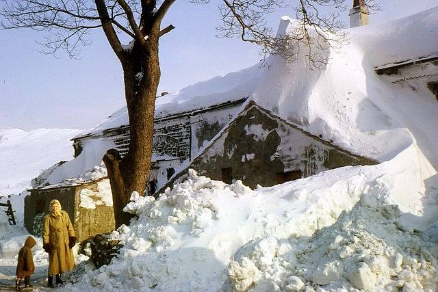 Sněhové bouře se v minulosti nevyhýbaly ani Evropě a Velké Británií. Na snímku jsou následky sněhové bouře, která řádila v roce 1963 v britské oblasti Lancashire.