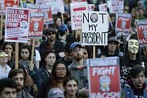 Tisíce lidí protestovaly ve Spojených státech proti vítězství republikána Donalda Trumpa v prezidentských volbách. 