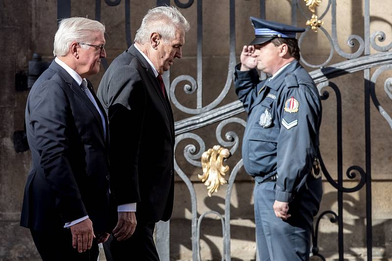 Prezident Miloš Zeman (vpravo) přivítal na Pražském hradě německého prezidenta Franka-Waltera Steinmeiera.