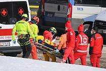Záchranáři odvážejí zraněnou Kajsu Vickhoff Lieovou po jejím pádu v Super G v italském Val di Fassa.