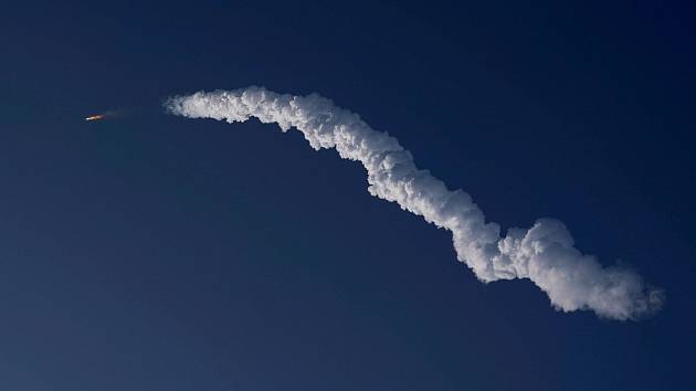 Obří raketa společnosti SpaceX záhy po startu explodovala.