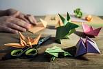 Skládání origami vyžaduje zručnost i trpělivost