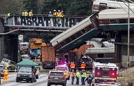 Vlak spadl z viaduktu na dálnici