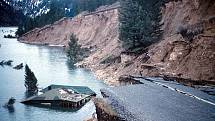 V národním parku Yellowstone dochází i k častým zemětřesením. Následky jednoho z nich z roku 1959 lze vidět na snímku