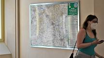 Turisté mají problémy s umisťováním map na nádraží nebo k nim, na drahách za nich chtějí peníze. Starších map na pozemcích SŽ nebo ČD se to zatím netýká a cestující si je mohou užít.