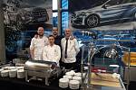 Restaurace U Labutě. Tým restaurace při vyhlášení výsledků Maurerova výběru v prostorách showroomu Mercedes Forum Praha na Chodově.