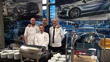 Restaurace U Labutě. Tým restaurace při vyhlášení výsledků Maurerova výběru v prostorách showroomu Mercedes Forum Praha na Chodově.