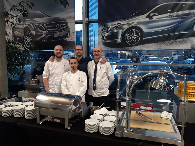 Restaurace U Labutě. Tým restaurace při vyhlášení výsledků Maurerova výběru v prostorách showroomu Mercedes Forum Praha na Chodově.