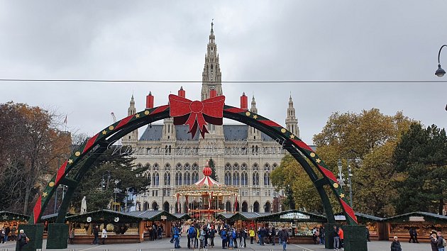 Nejznámějším vídeňským vánočním trhem je bezpochyby ten před radnicí. Letos návštěvníky nově potěší i patrovým kolotočem.