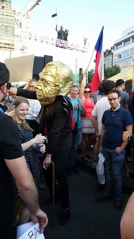 Demonstrace na Václavském náměstí, proti Andreji Babišovi a Miloši Zemanovi