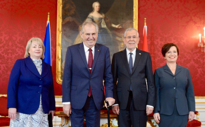 Miloš Zeman, jeho manželka Ivana a rakouský protějšek Alexander Van der Bellen a jeho choť Doris Schmidauer.
