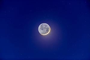 Dorůstající Měsíc bude několik dní vydávat velmi zvláštní popelavé světlo. Vedle zářícího uzoučkého srpku uvidíme i zbytek Měsíce, ale v utlumeném bledém zbarvení