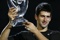 Šťastný Novak Djokovič s trofejí za vítězství na Turnaji mistrů v Šanghaji.