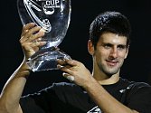 Šťastný Novak Djokovič s trofejí za vítězství na Turnaji mistrů v Šanghaji.