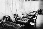 Pacienti  se španělskou chřipkou v americké vojenské nemocnici v Aix-Les-Bains ve Francii (1918).