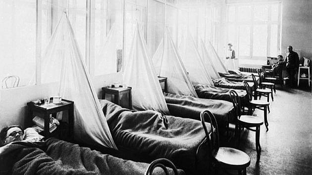Pacienti  se španělskou chřipkou v americké vojenské nemocnici v Aix-Les-Bains ve Francii (1918).