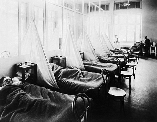 Pacienti  se španělskou chřipkou v americké vojenské nemocnici v Aix-Les-Bains ve Francii (1918).