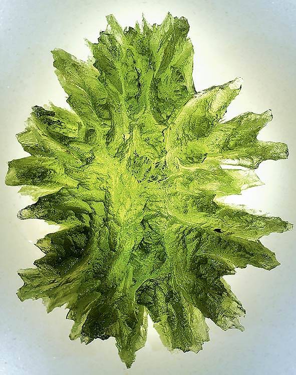 Každý vltavín je jedinečný svým tvarem, strukturou i různými odstíny zelené barvy.