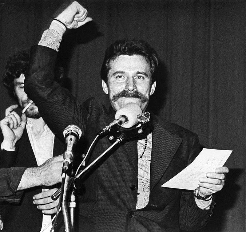 Předseda mezipodnikového stávkového výboru Lech Wałęsa v hale Gdaňských loděnic v srpnu 1980