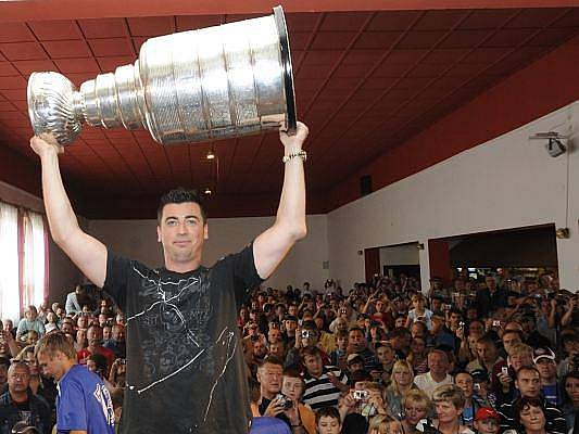 Tomáš Kaberle Kladensku ukázal slavný Stanley Cup.