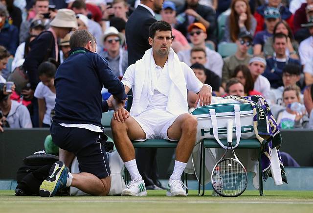 Tomáš Berdych je v semifinále Wimbledonu. Djokovič skrečoval zápas kvůli zranění