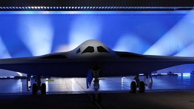 Armáda Spojených států a zbrojovka Northrop Grumman představily první nový americký bombardér za více než tři desetiletí