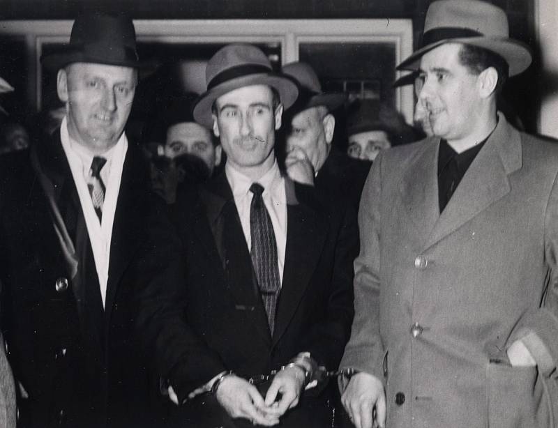 Gangster Edwin Alonzo Boyd (uprostřed).